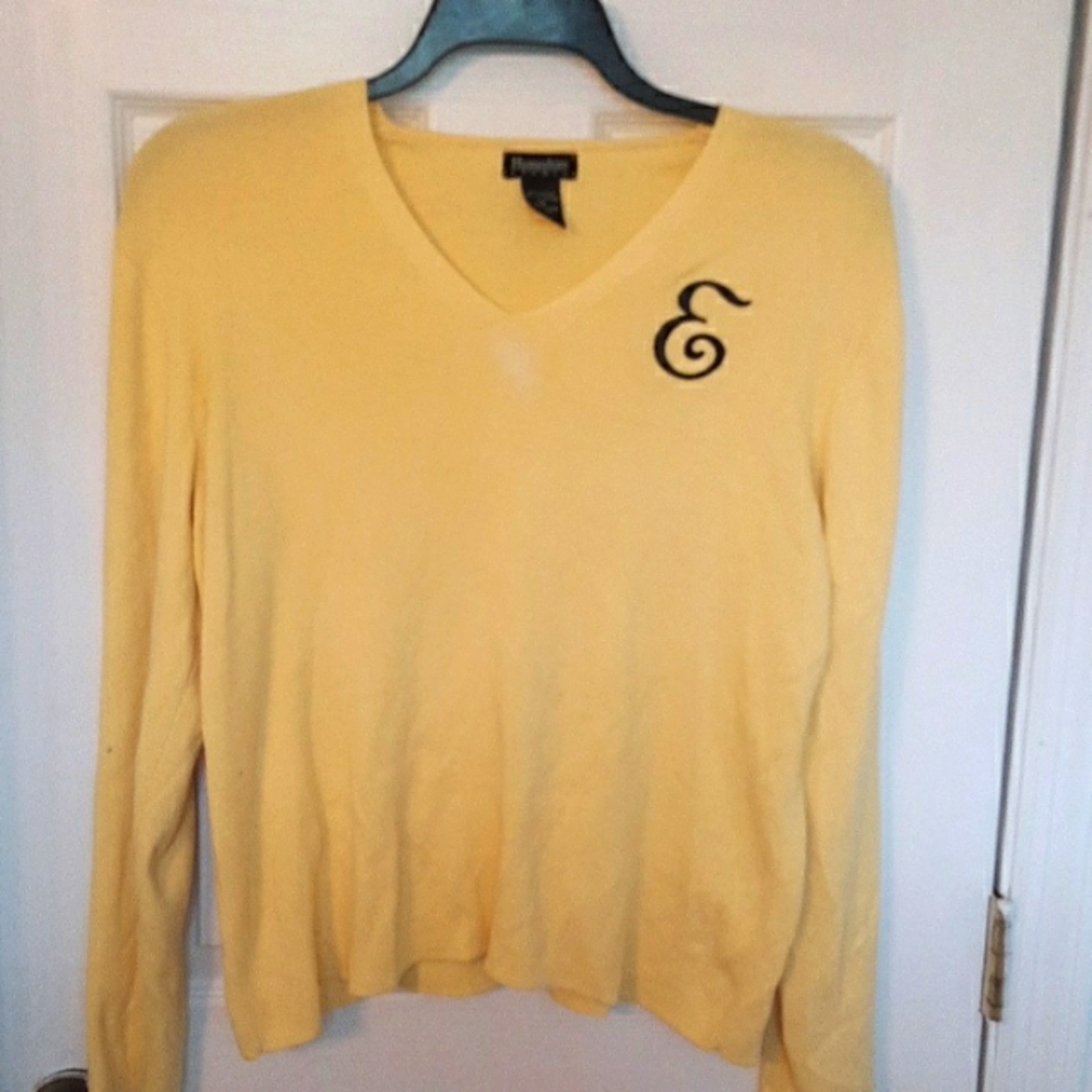 XL Hampshire  studio yellow sweater monogram with initials  E